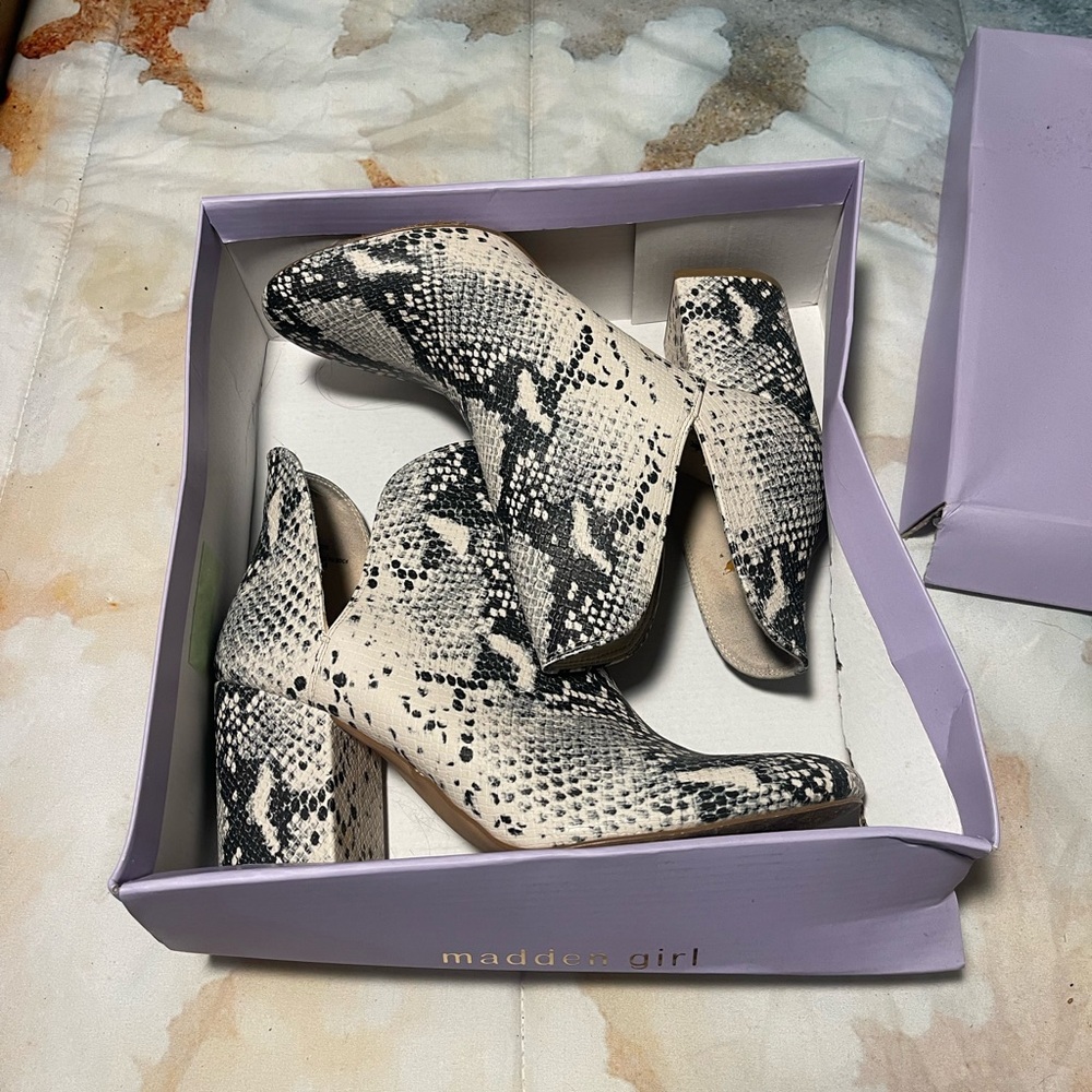 Women’s Steve Madden Snakeskin Boots size 10